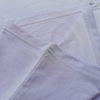 Hình chi tiết đường may và vạt áo áo thun cổ tròn ngắn tay supe unisex tím cà