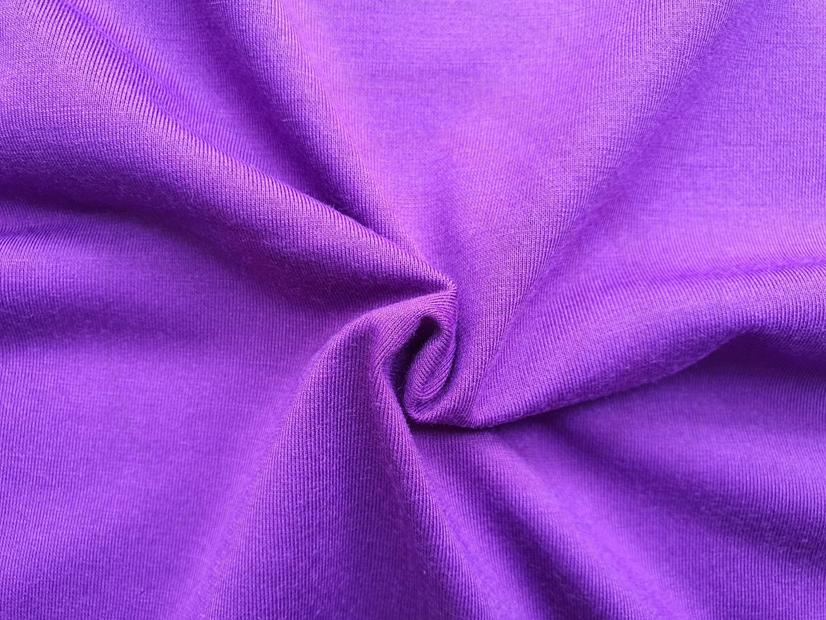 Hình chụp cận cảnh chất vải áo thun cổ tròn supe unisex màu tím huế