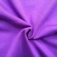 Hình chụp cận cảnh chất vải áo thun cổ tròn supe unisex màu tím huế