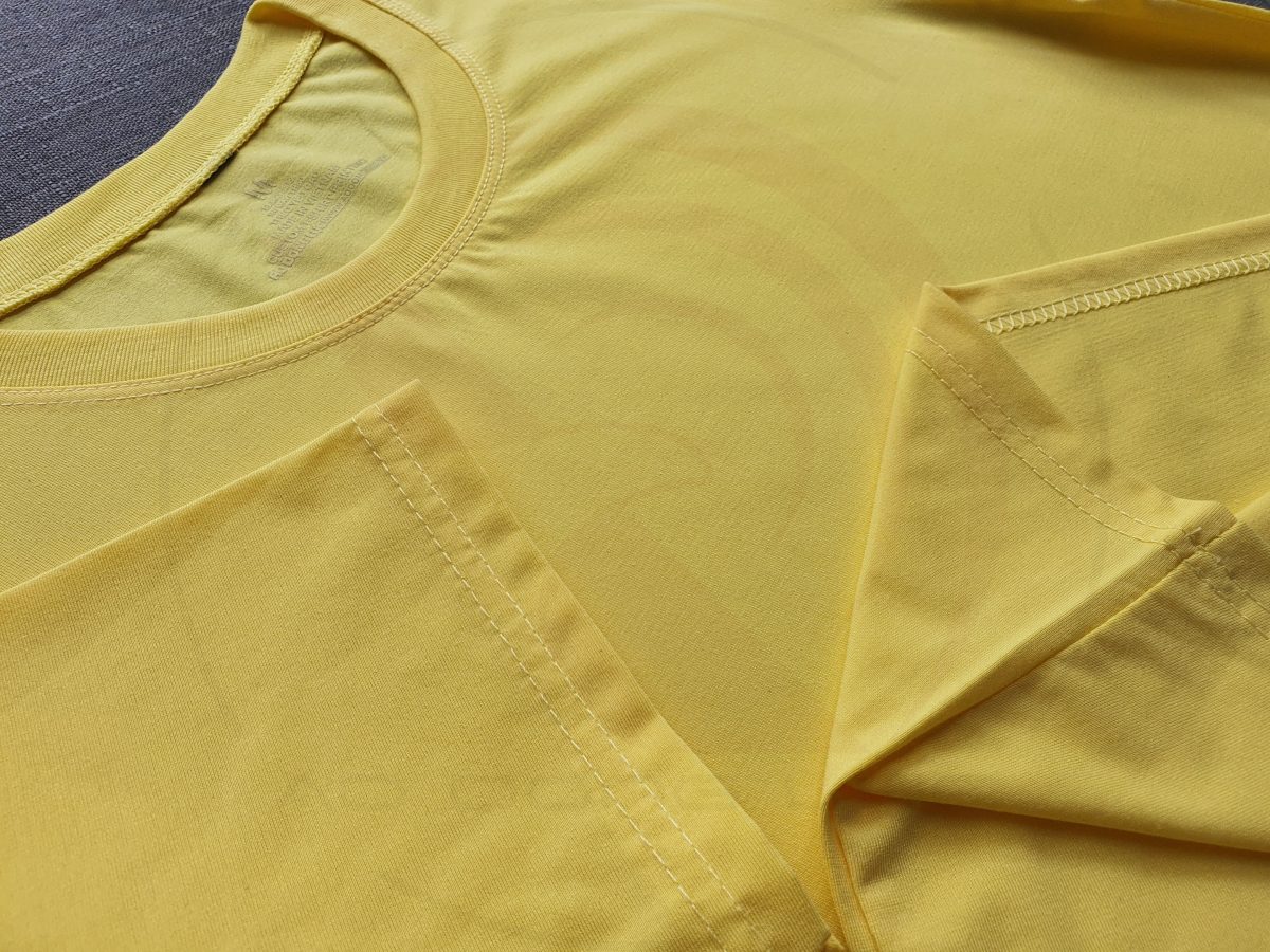 Hình chi tiết đường may và cổ áo áo thun cổ tròn ngắn tay unisex màu vàng