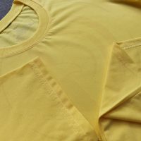 Hình chi tiết đường may và cổ áo áo thun cổ tròn ngắn tay unisex màu vàng