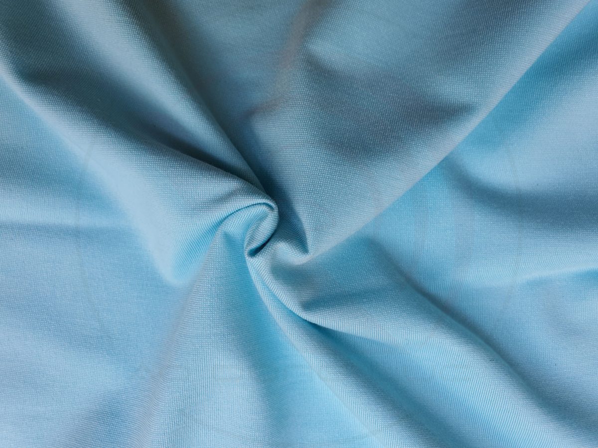 Hình chụp cận cảnh chất vải áo thun cổ tròn ngắn tay supe unisex màu xanh biển