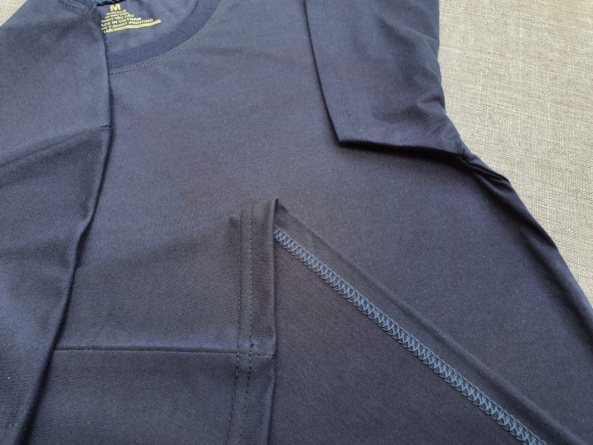 Hình chi tiết đường may và vạt áo áo thun cổ tròn ngắn tay supe unisex xanh đen