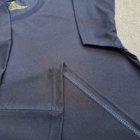 Hình chi tiết đường may và vạt áo áo thun cổ tròn ngắn tay supe unisex xanh đen