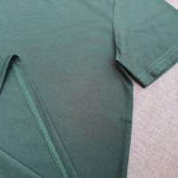 Hình chi tiết đường may và vạt áo áo thun cổ tròn ngắn tay supe unisex xanh rêu
