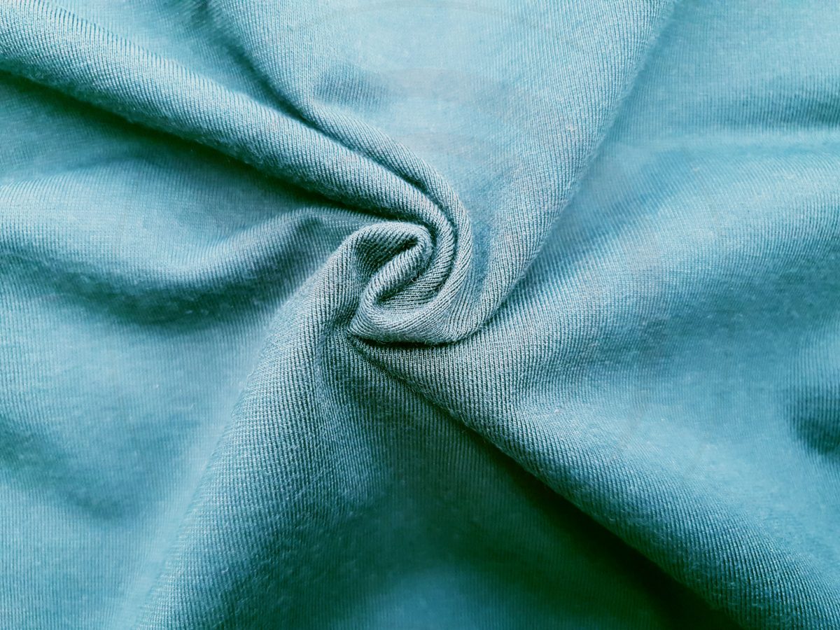 Hình chụp cận cảnh chất vải áo thun cổ tròn ngắn tay supe unisex xanh rêu
