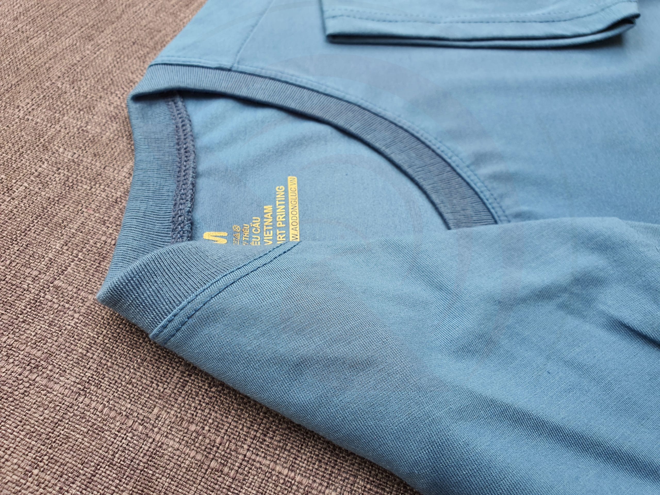 Hình chi tiết đường may và cổ áo bo ríp áo thun cổ tròn ngắn tay supe unisex xanh ya