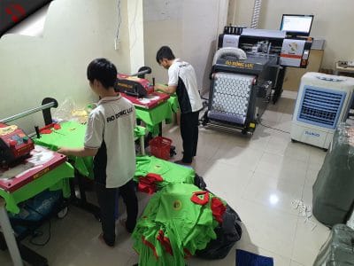 kỹ thuật thực hiện ép lên áo thành phẩm tại phòng sản xuất áo động lực