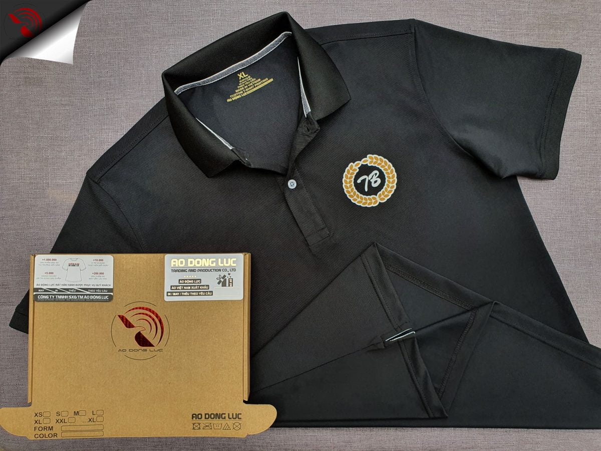 Đồng phục áo thun polo bo trơn màu đen in decal logo