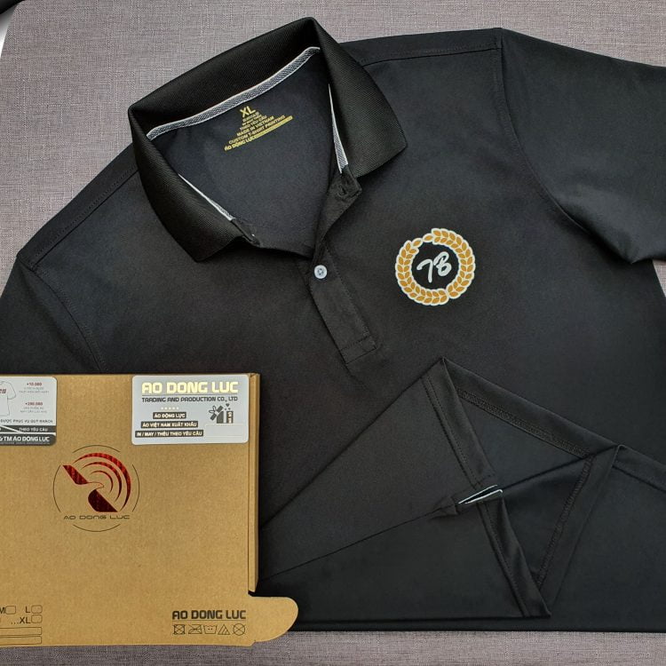 Đồng phục áo thun polo bo trơn màu đen in decal logo