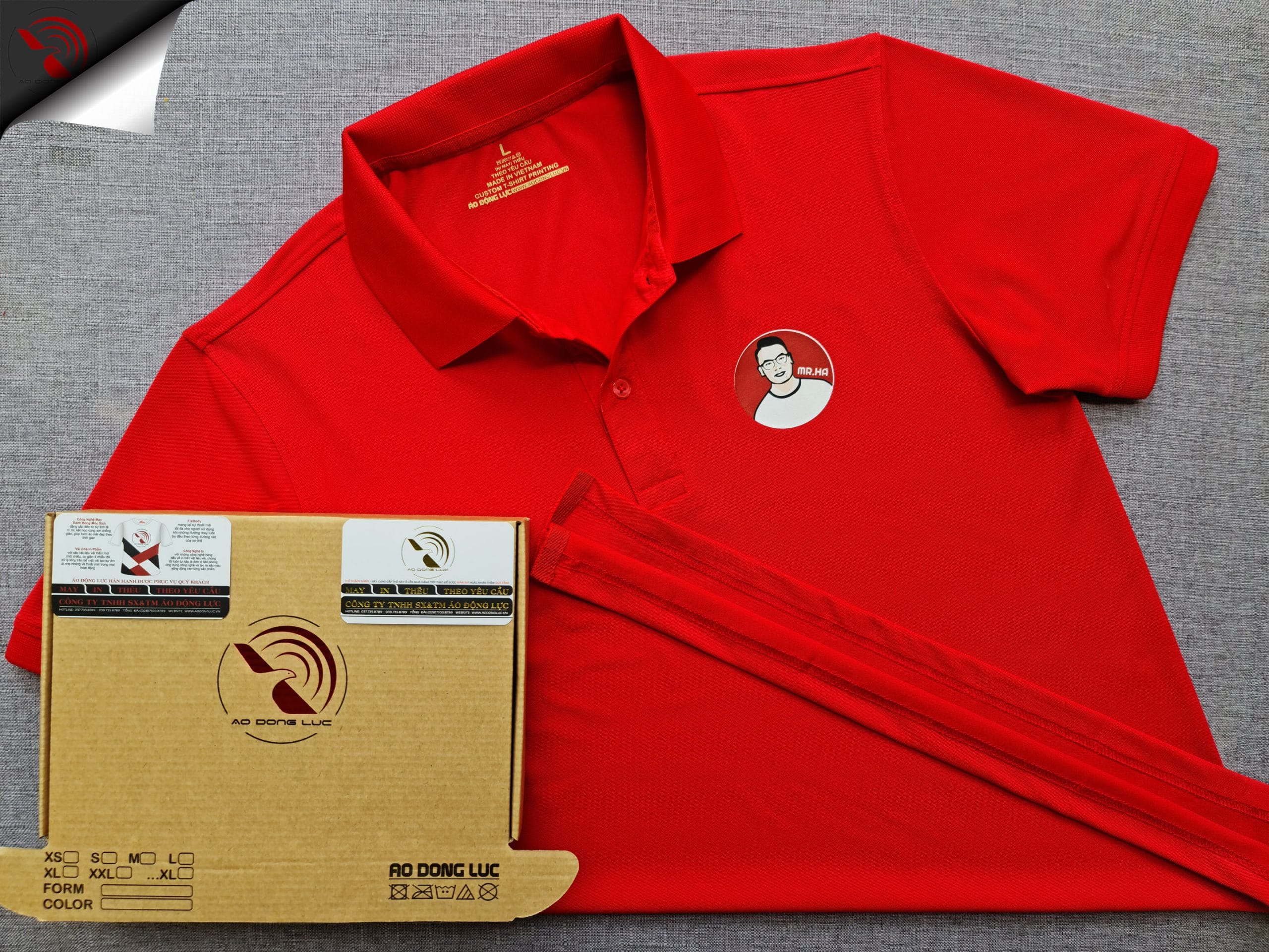 Đồng phục áo thun polo bo trơn màu đỏ in kỹ thuật số logo