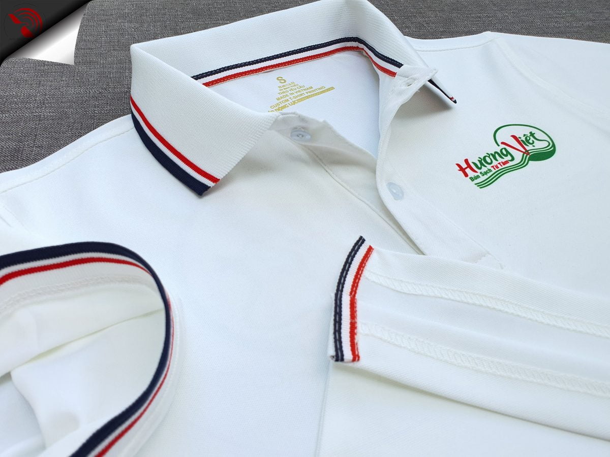 Đồng phục áo thun polo bo sọc màu trắng in chuyển nhiệt logo