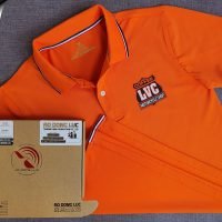Đồng phục áo thun polo bo sọc màu cam in kỹ thuật số logo