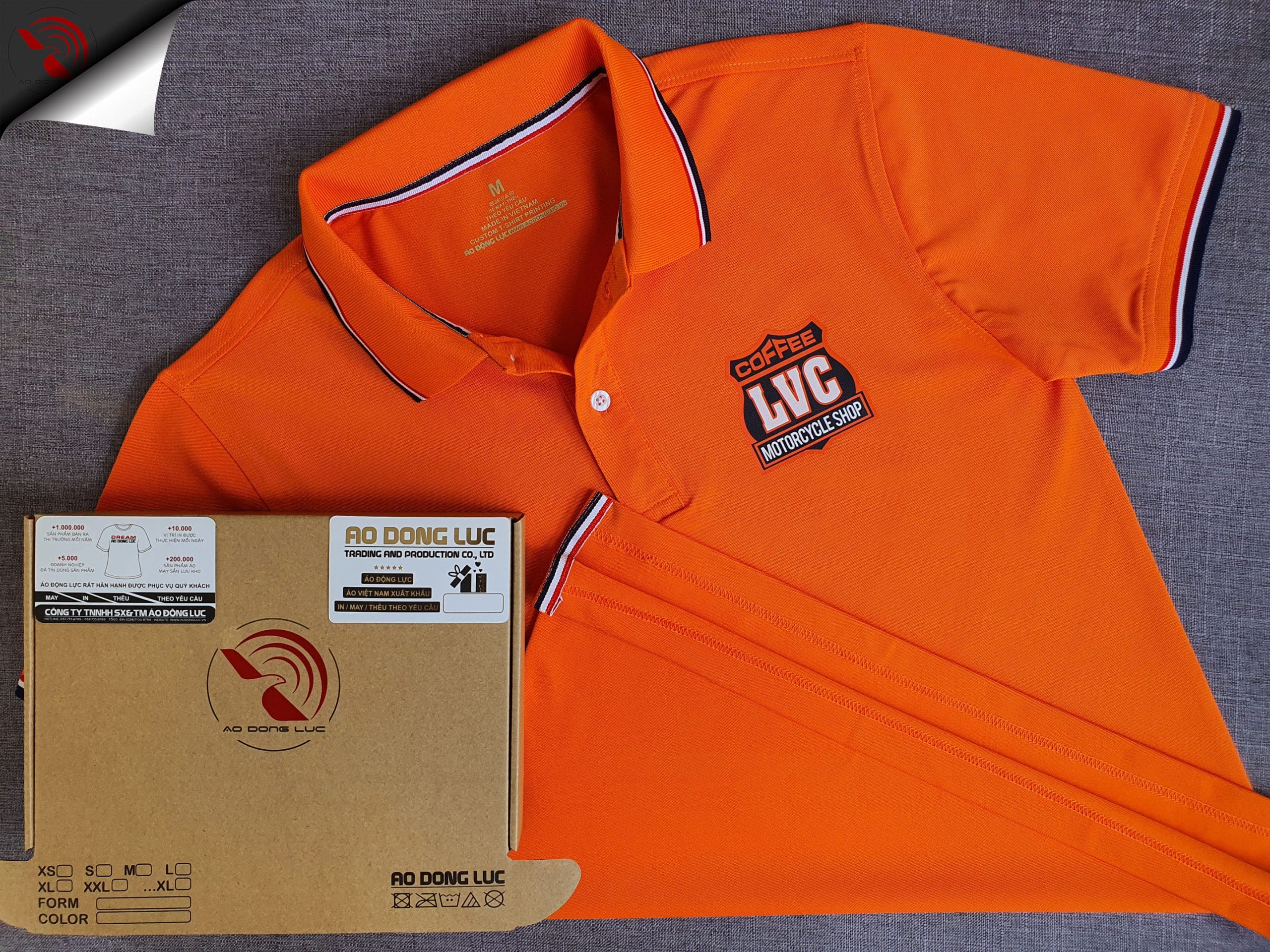 Đồng phục áo thun polo bo sọc màu cam in kỹ thuật số logo