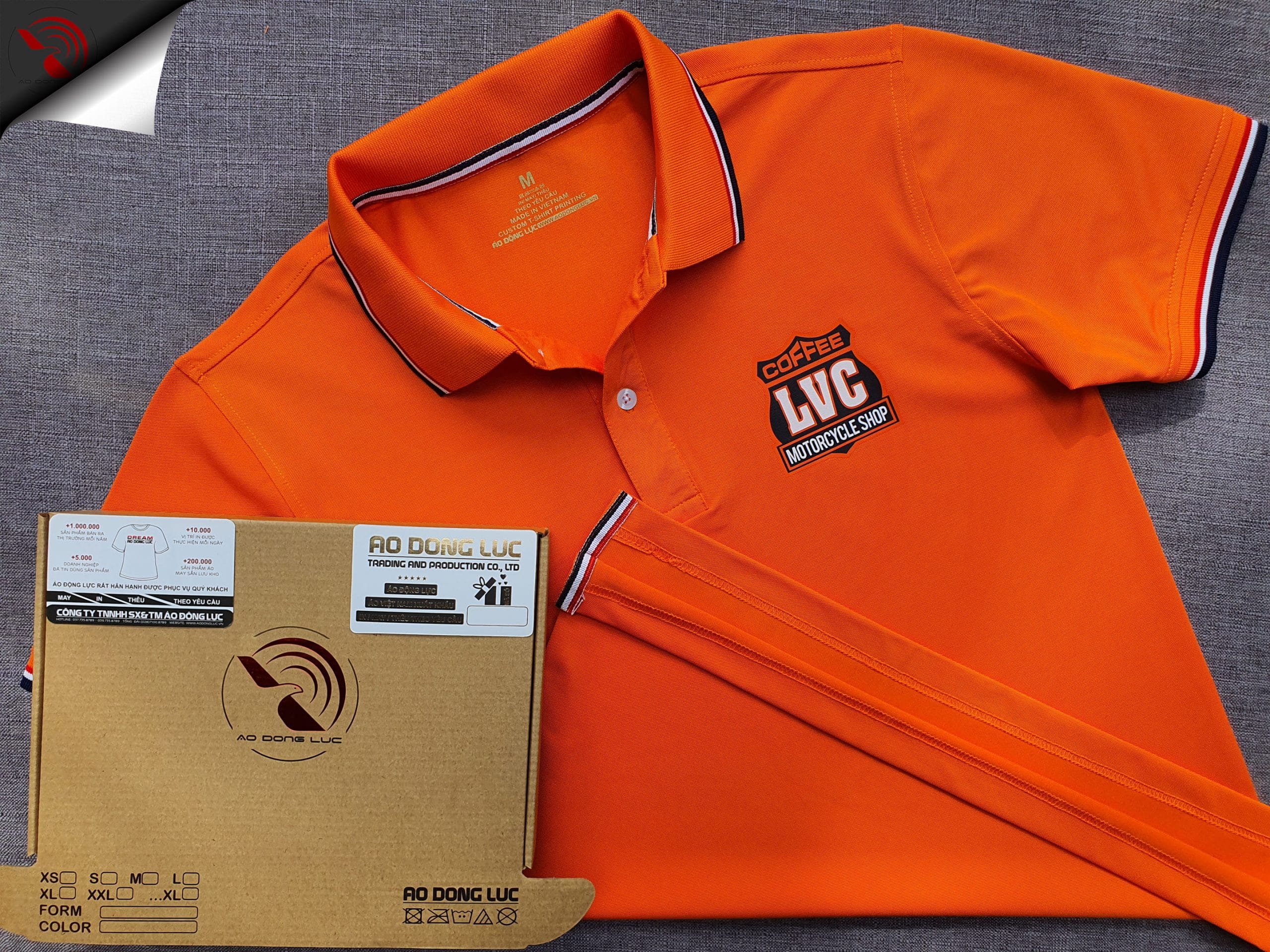 Đồng phục áo thun polo bo sọc màu cam in kỹ thuật số logo