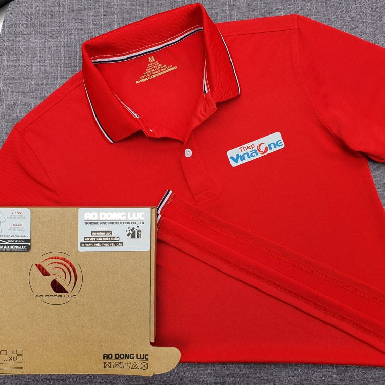 Đồng phục áo thun polo bo sọc màu đỏ in kỹ thuật số logo