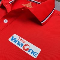 Đồng phục áo thun polo bo sọc màu đỏ in kỹ thuật số logo