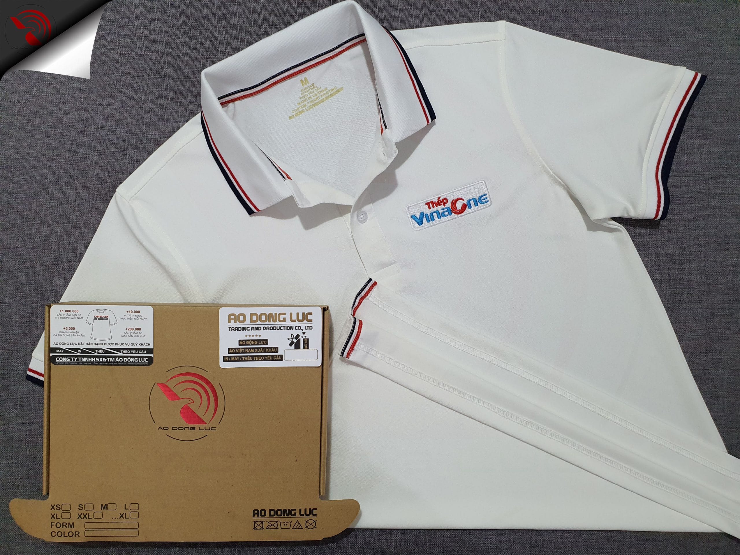 Đồng phục áo thun polo bo sọc màu trắng thêu logo