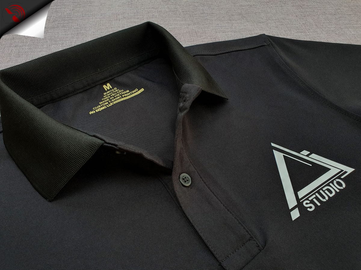 Đồng phục áo thun polo bo trơn màu đen in kỹ thuật số logo