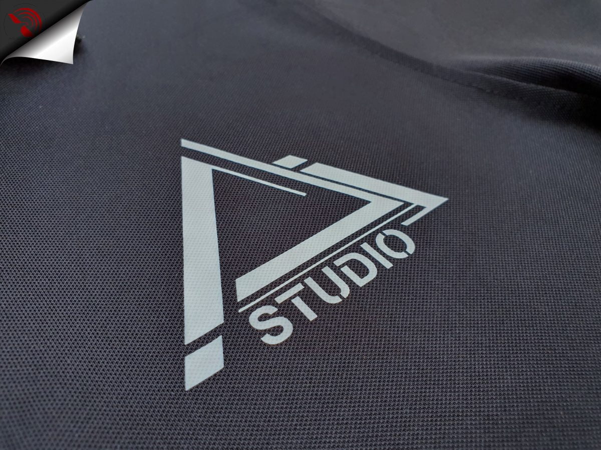 Hình in kỹ thuật số logo lên áo thun đồng phục polo bo trơn màu đen