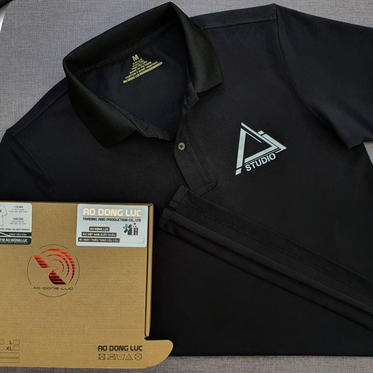 Đồng phục áo thun polo bo trơn màu đen in kỹ thuật số logo