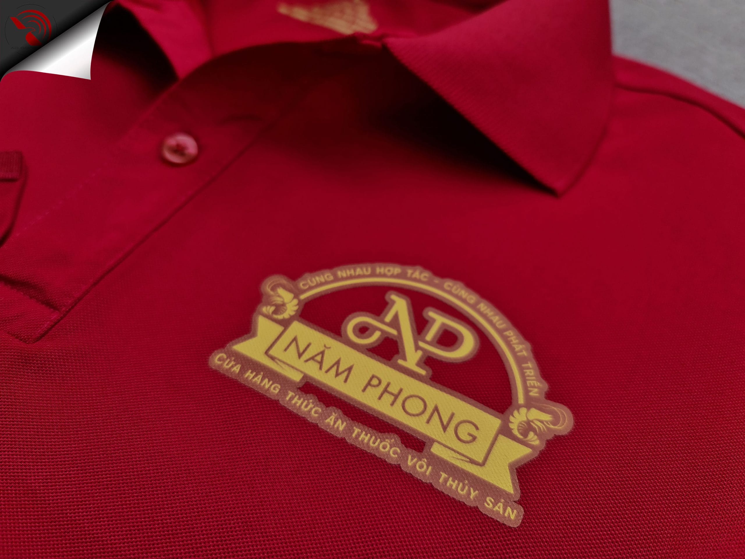 Hình in decal lên áo thun đồng phục polo bo trơn đỏ đô