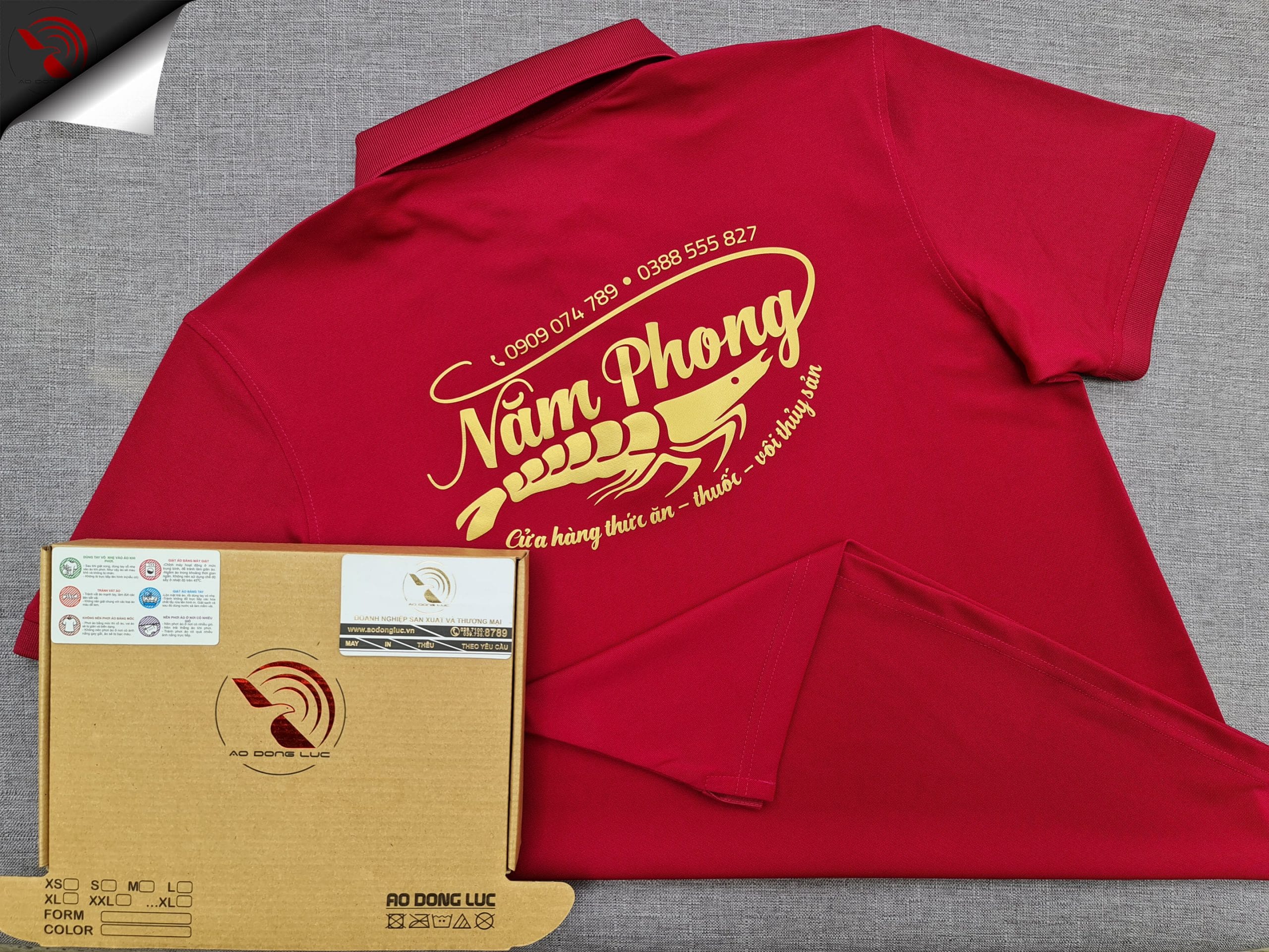 Đồng phục áo thun polo bo trơn đỏ đô in decal vàng đồng