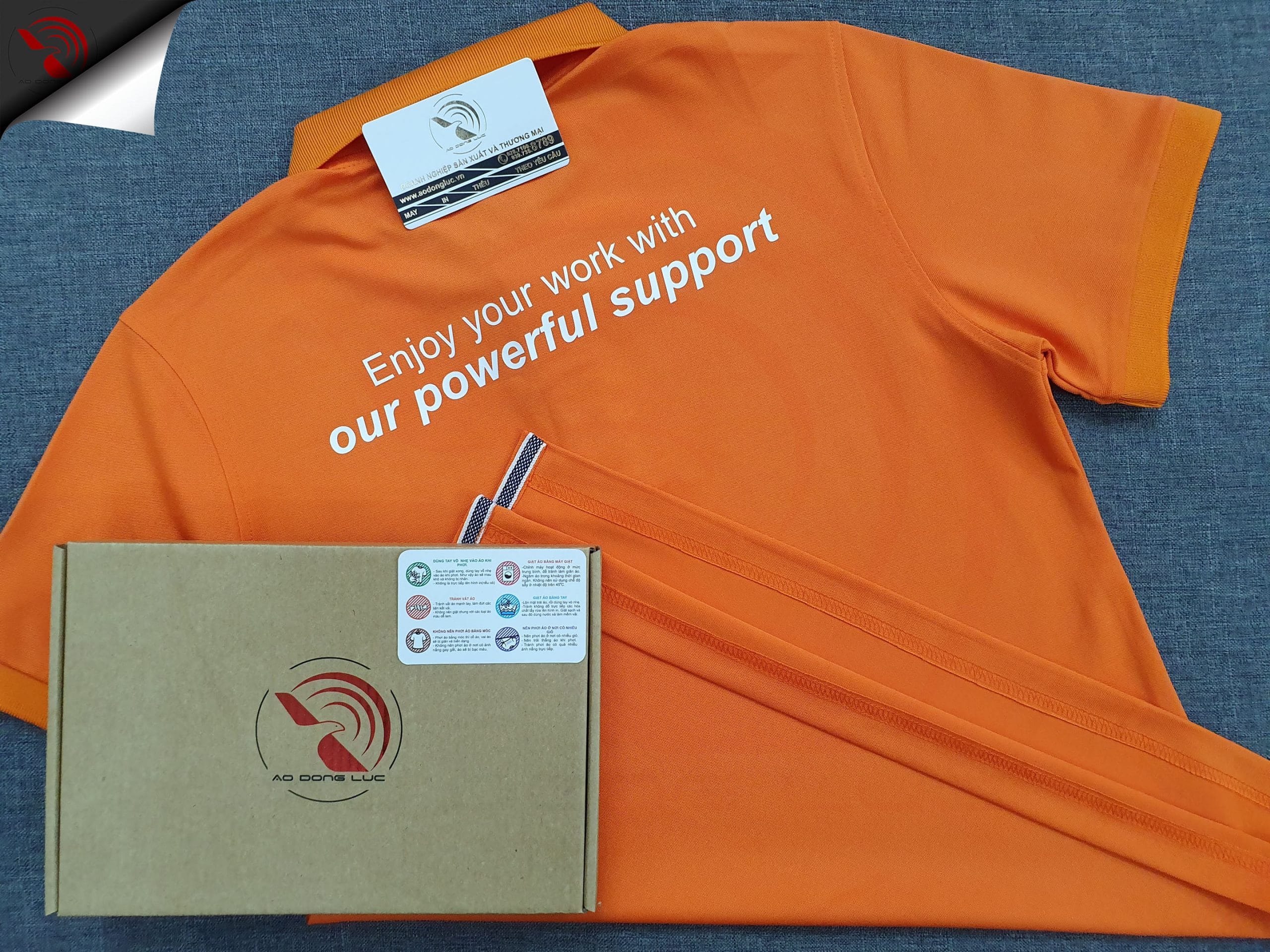 Đồng phục áo thun polo bo trơn màu cam in decal logo