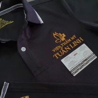 Hình thêu logo lên áo thun đồng phục polo màu đen dệt bo theo yêu cầu