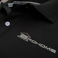 Hình in phản quang logo lên áo thun đồng phục polo bo trơn màu đen
