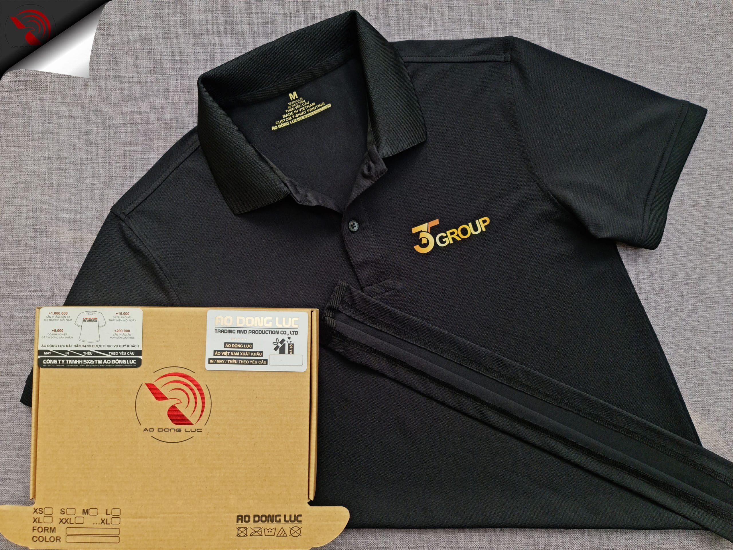 ao-polo-dong-phuc-mau-den-in-kts-3t-group-boption-truoc Đồng phục áo thun polo bo trơn màu đen in kỹ thuật số logo