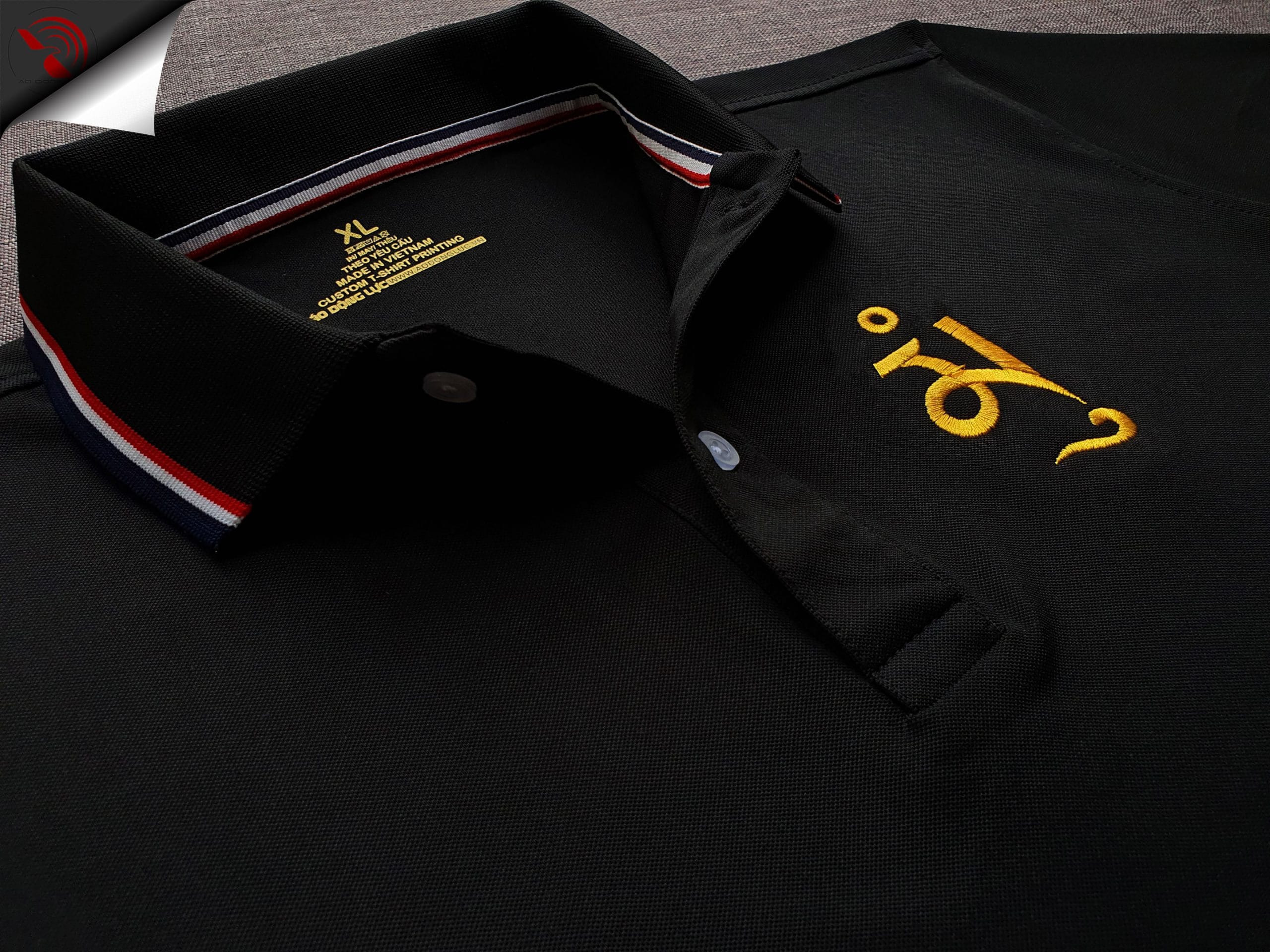 Đồng phục áo thun polo bo sọc màu đen thêu logo
