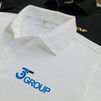 Đồng phục áo thun polo bo trơn in kỹ thuật số logo