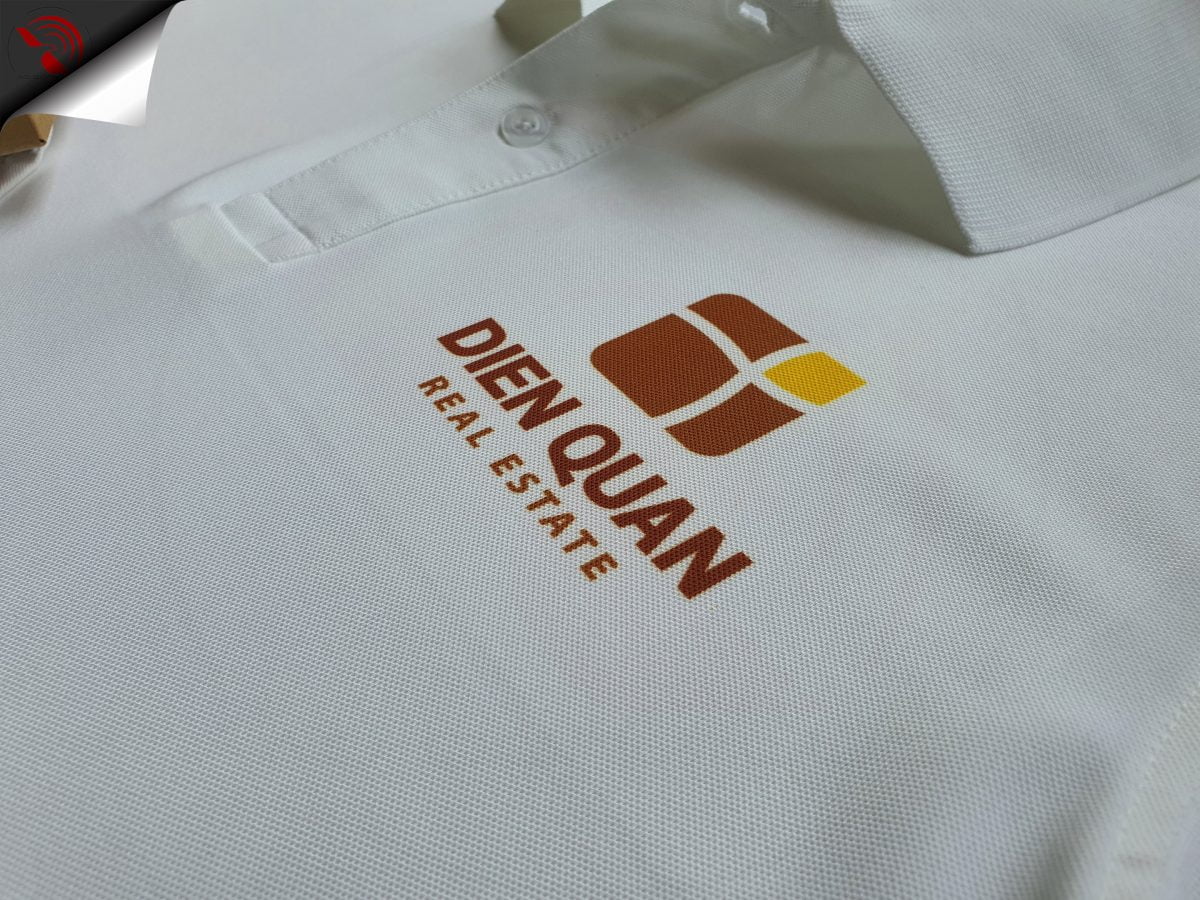 Hình in chuyển nhiệt logo lên áo thun đồng phục polo bo trơn màu trắng