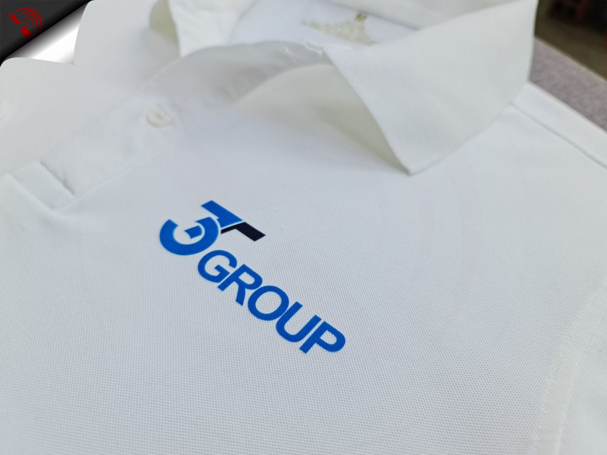 Hình in kỹ thuật số logo lên áo thun đồng phục polo bo trơn màu trắng