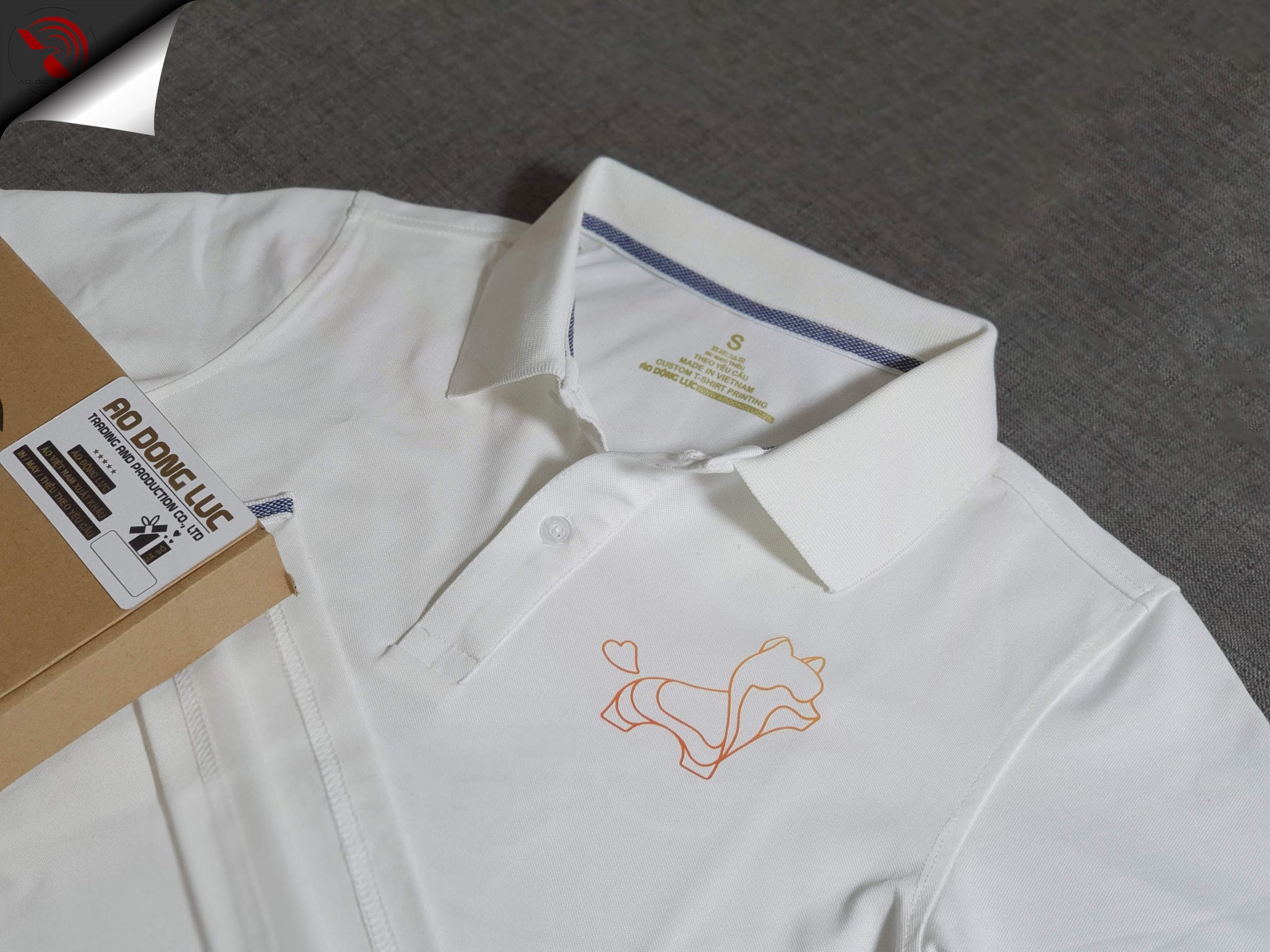 Đồng phục áo thun polo bo trơn màu trắng in decal logo