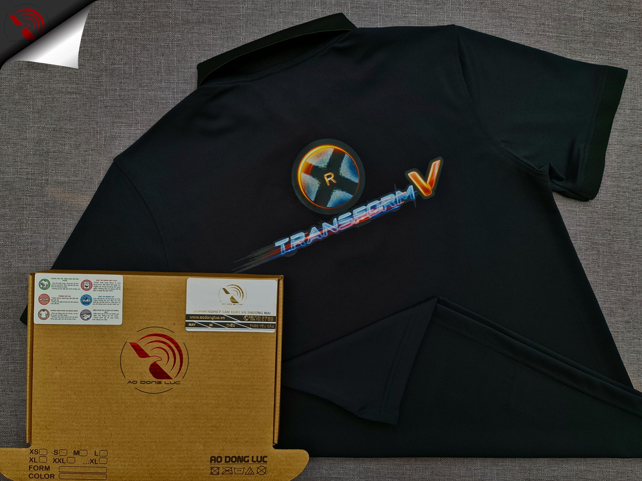 Đồng phục áo thun polo bo trơn màu đen in kỹ thuật số