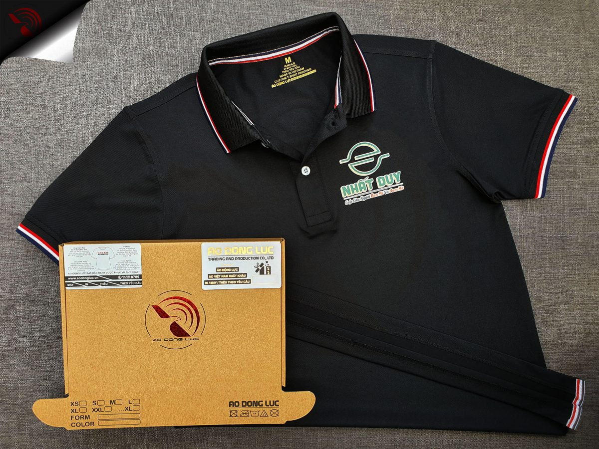 Đồng phục áo thun polo bo sọc màu đen in decal logo
