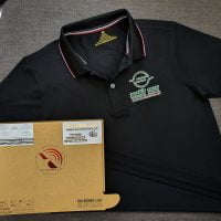 Đồng phục áo thun polo bo sọc màu đen in decal logo
