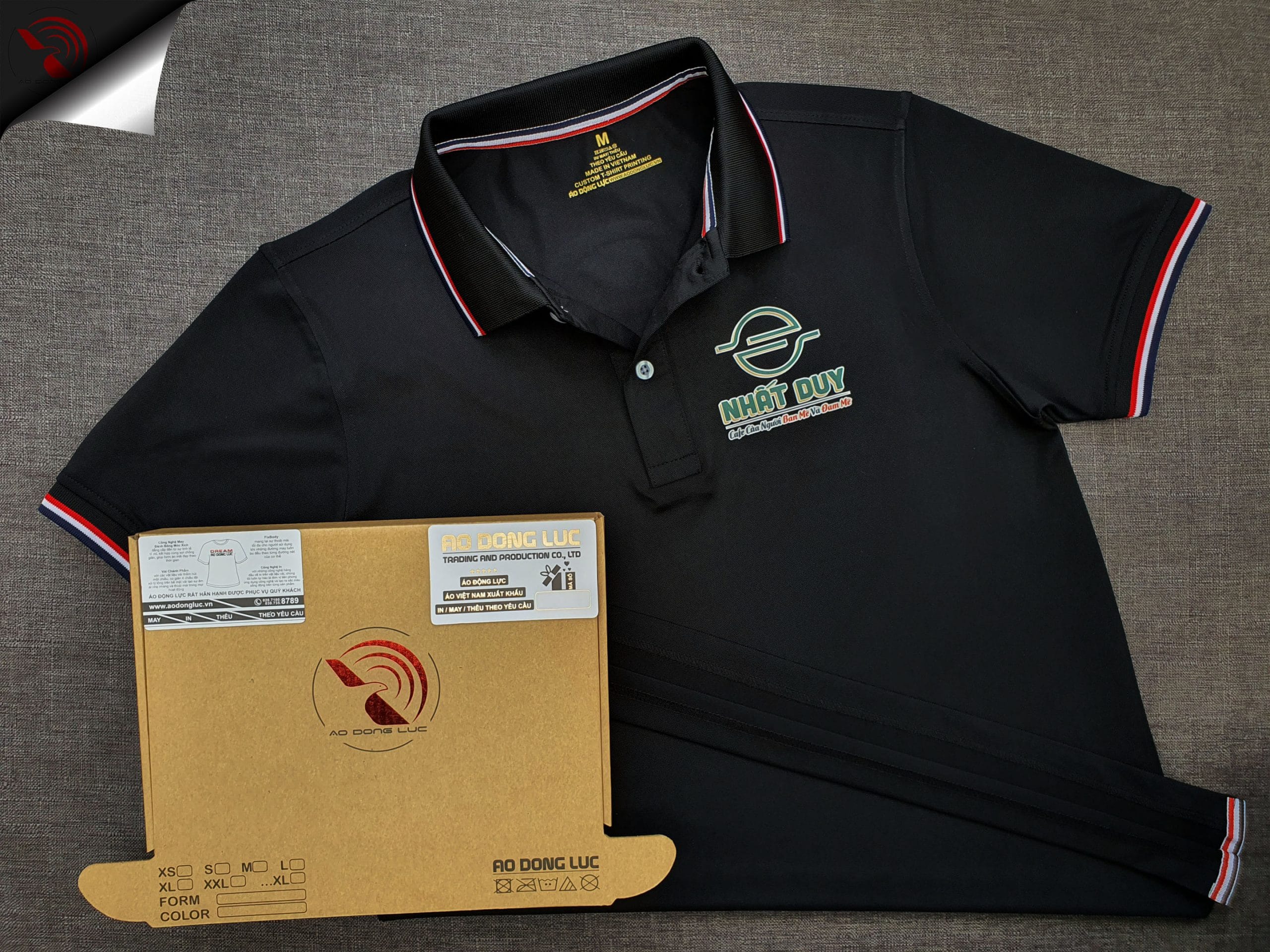 Đồng phục áo thun polo bo sọc màu đen in decal logo