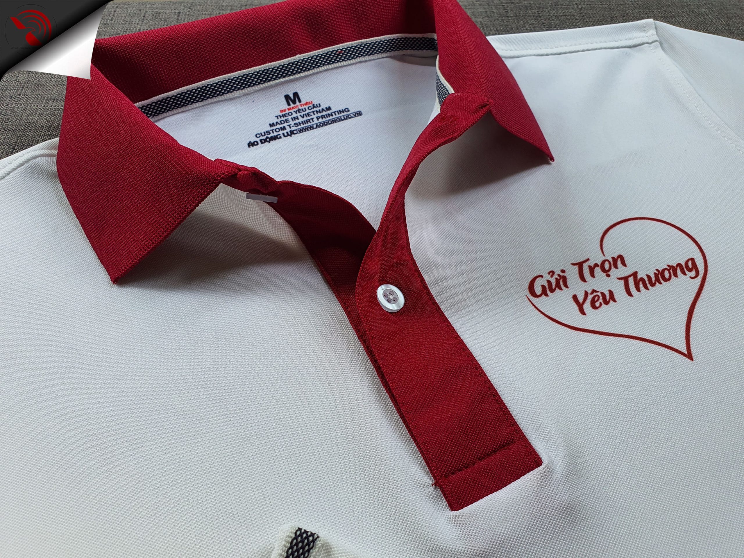 Đồng phục áo thun polo màu trắng phối bo tay bo cổ trụ cổ màu đỏ in chuyển nhiệt