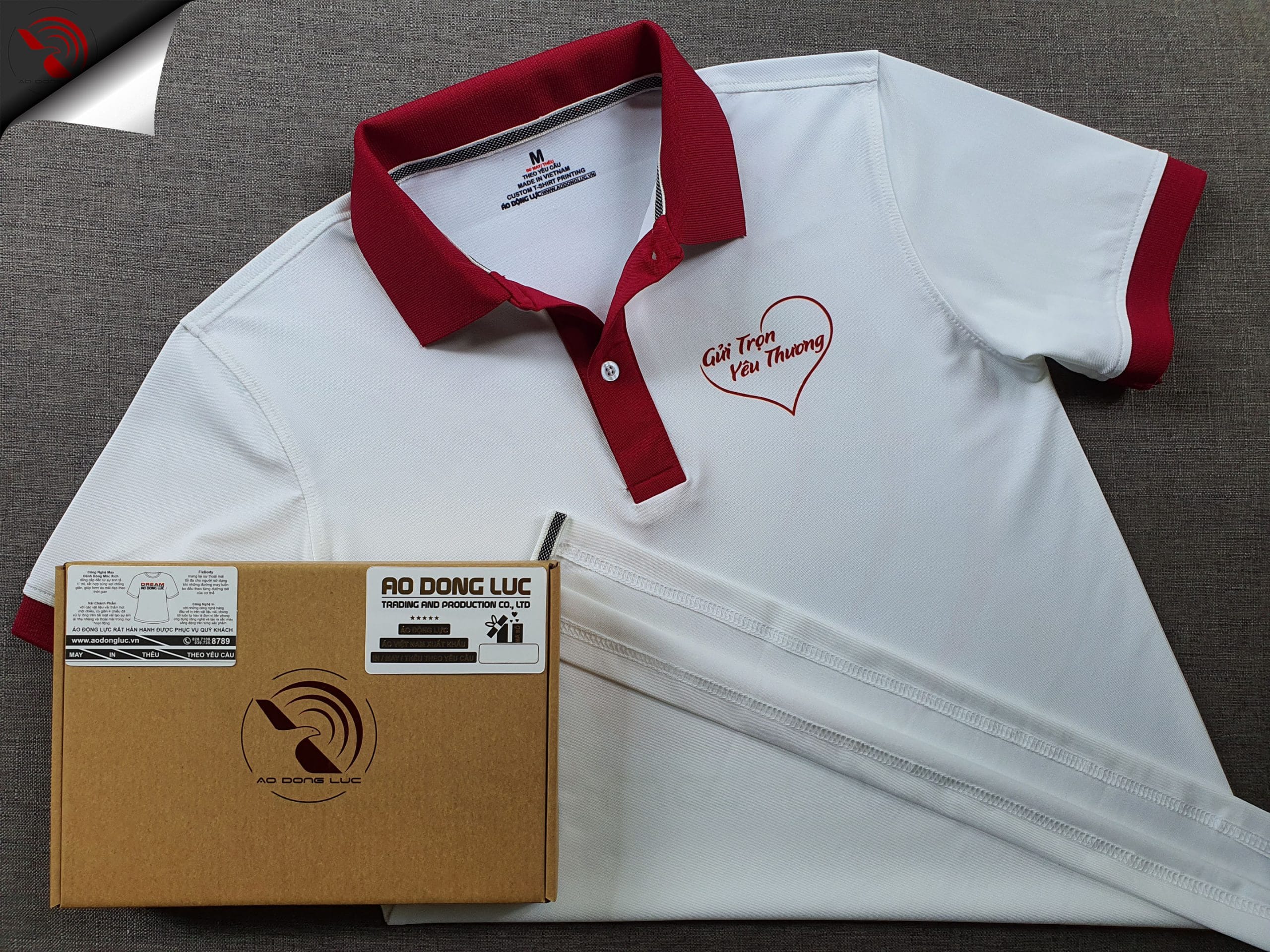 Đồng phục áo thun polo màu trắng phối bo tay bo cổ trụ cổ màu đỏ in chuyển nhiệt