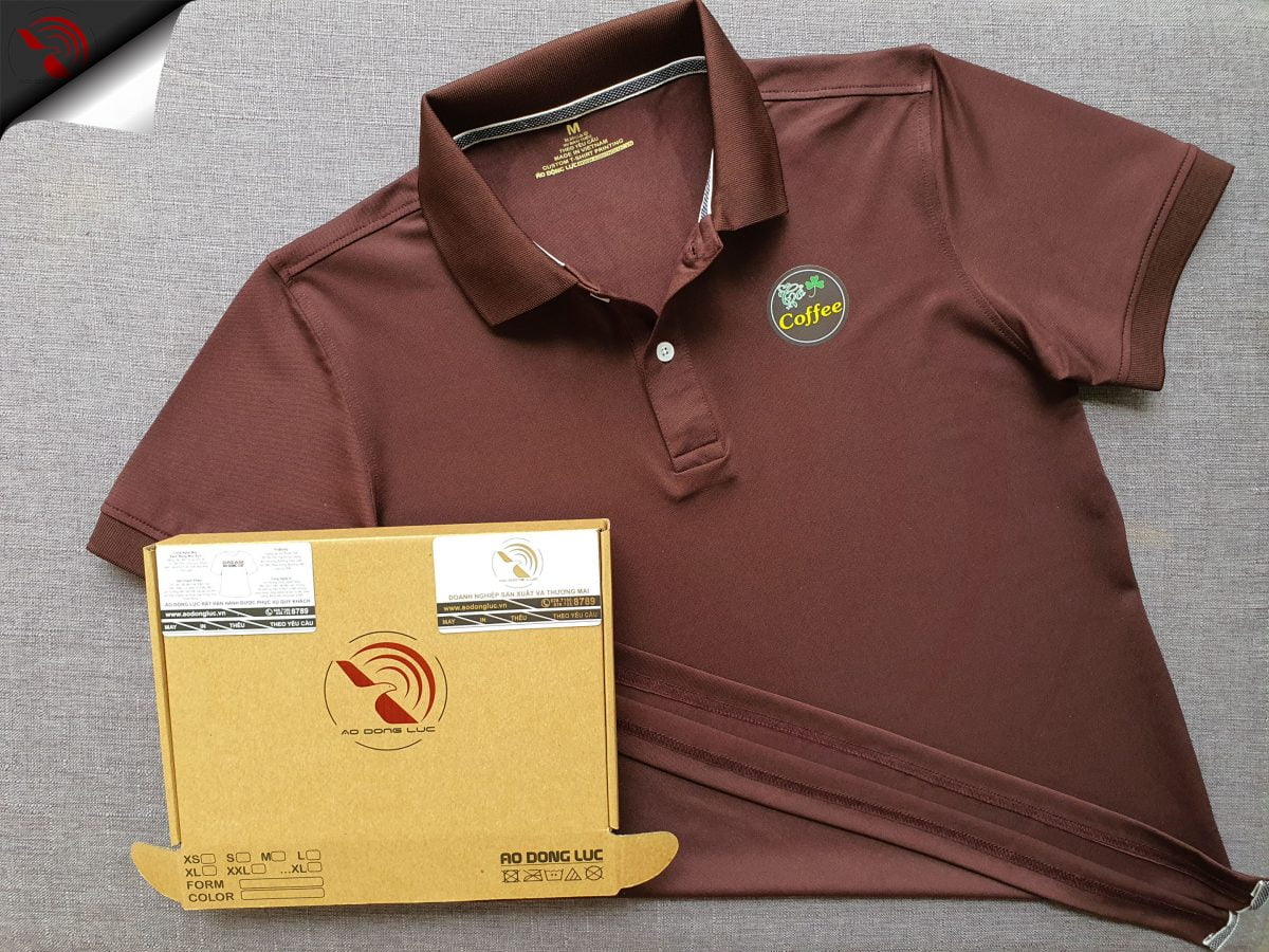 Đồng phục áo thun polo bo trơn màu nâu in kỹ thuật số logo