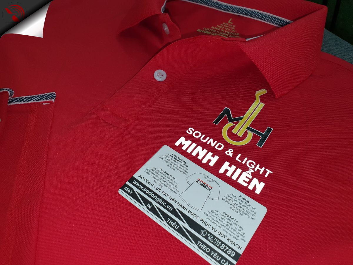 Đồng phục áo thun polo bo trơn màu đỏ in decal phản quang kết hợp