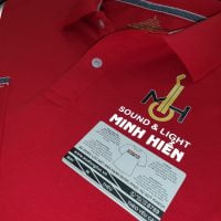 Đồng phục áo thun polo bo trơn màu đỏ in decal phản quang kết hợp