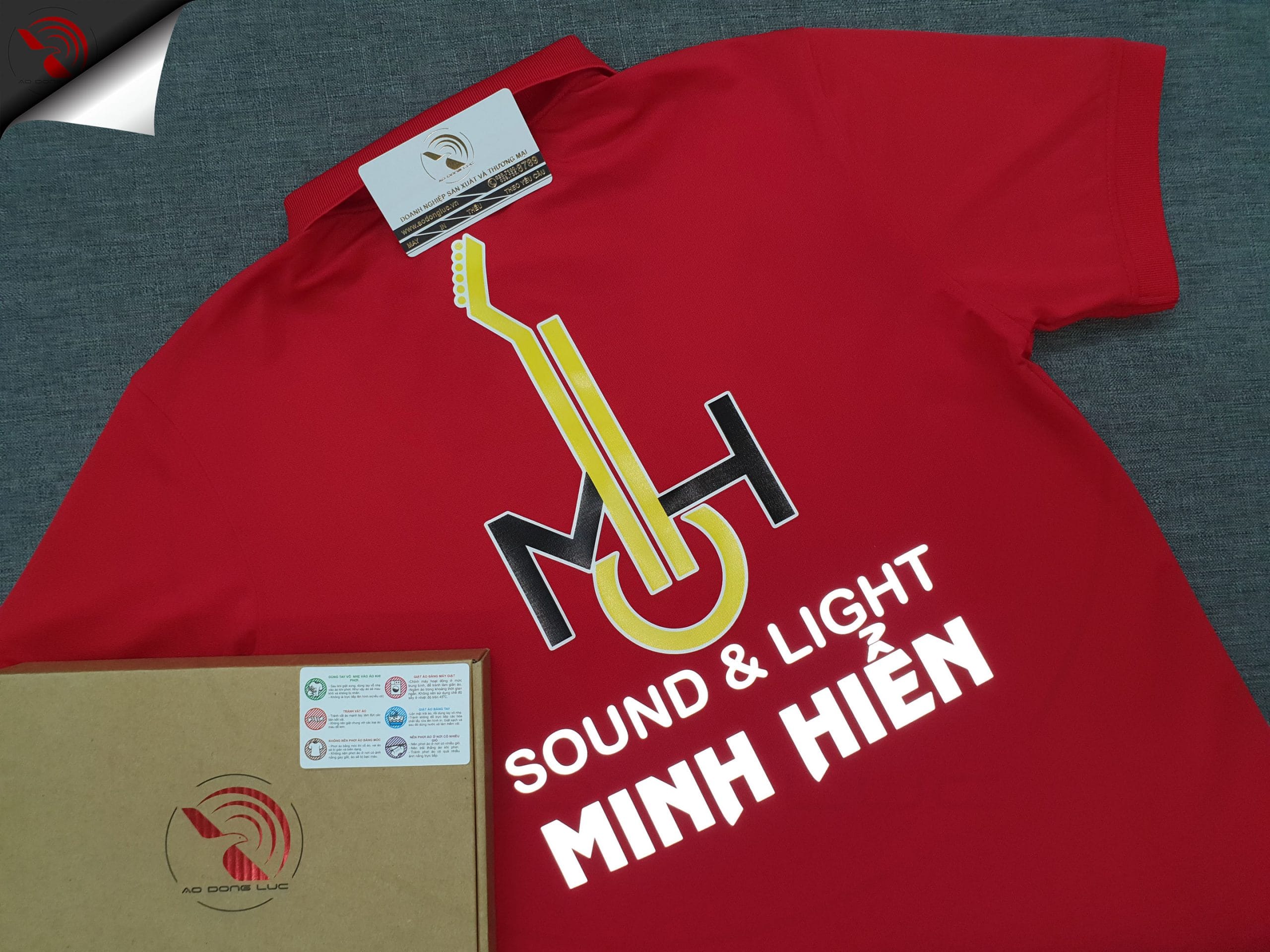 Đồng phục áo thun polo bo trơn màu đỏ in decal phản quang kết hợp