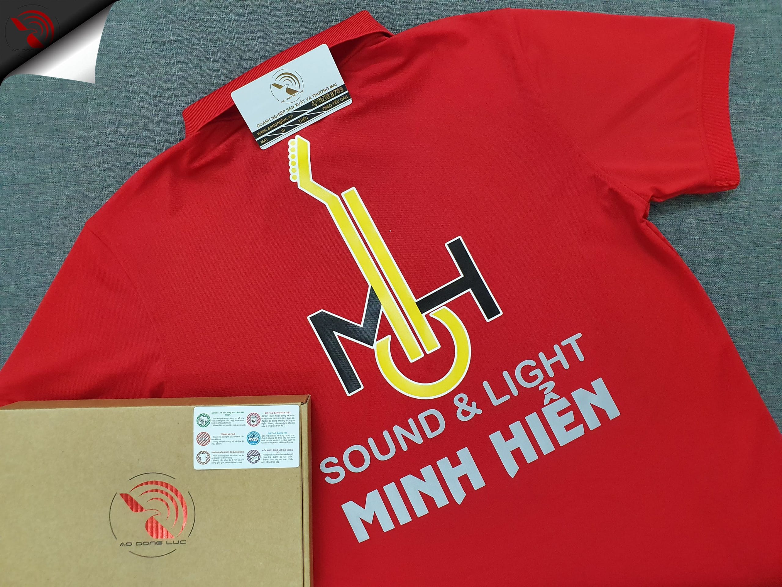 Đồng phục áo thun polo bo trơn màu đỏ in decal phản quang kết hợp