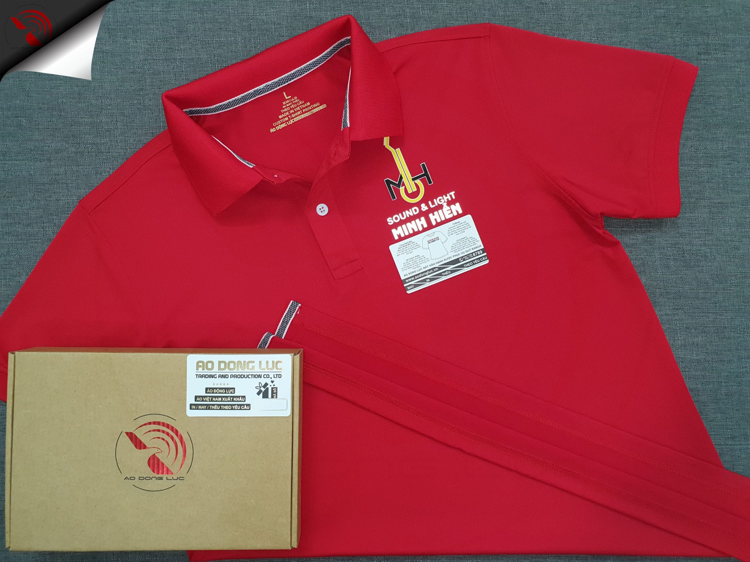 Đồng phục áo thun polo bo trơn màu đỏ in decal phản quang kết hợp