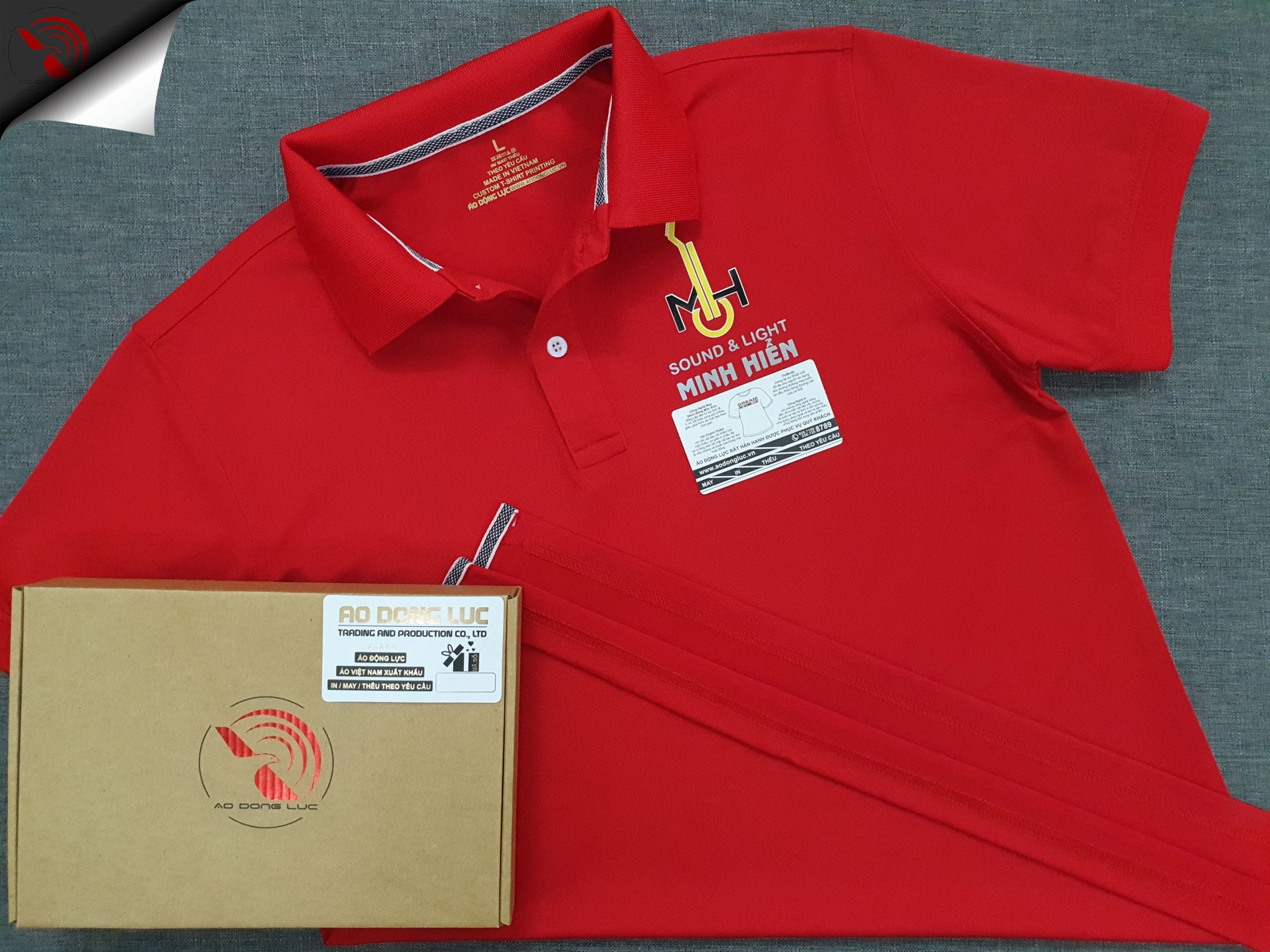 Đồng phục áo thun polo bo trơn màu đỏ in decal phản quang kết hợp