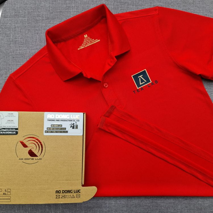 Đồng phục áo thun polo bo trơn màu đỏ in kỹ thuật số logo